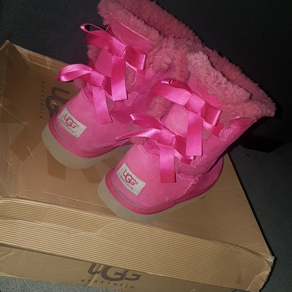 Bailey Bow Uggs (Size 5)*FINAL MARKDOWN*